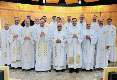 Grupo de padres participa de retiro espiritual anual