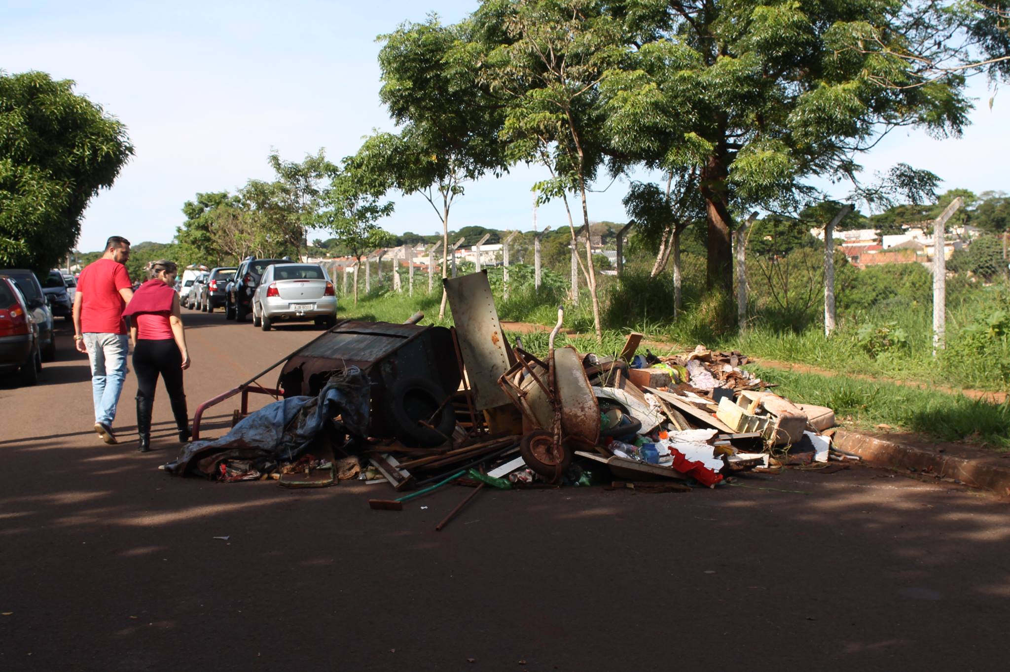 Mutirão de limpeza recolhe sete caminhões de entulhos em fundo de vale em Maringá